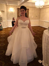Load image into Gallery viewer, Essence of Australia &#39;2094&#39; size 16 used wedding dress front view on bride
