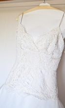 Load image into Gallery viewer, Monique Lhuillier &#39;Swan Lake&#39; - Monique Lhuillier - Nearly Newlywed Bridal Boutique - 5
