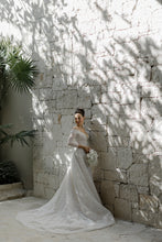 Load image into Gallery viewer, Monique Lhuillier &#39;Lovely Gown + Veil &#39; wedding dress size-04 PREOWNED
