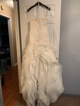 Load image into Gallery viewer, Vera Wang White &#39;Organza Ivory&#39; size 4 used wedding dress back view on hanger
