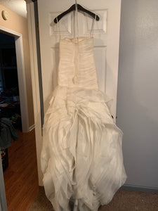 Vera Wang White 'Organza Ivory' size 4 used wedding dress back view on hanger