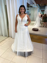 Load image into Gallery viewer, Madi Lane &#39;ML21020&#39; wedding dress size-12 NEW

