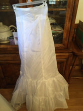 Load image into Gallery viewer, Oleg Cassini &#39;14010227&#39; wedding dress size-02 NEW
