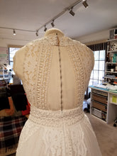 Load image into Gallery viewer, Chic Nostalgia &#39;Echo&#39; size 4 new wedding dress back view close up
