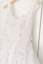 Load image into Gallery viewer, Demetrios &#39;DP353&#39; wedding dress size-06 PREOWNED
