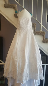 David's Bridal 'Michelangelo V8377' size 14 used wedding dress side view on hanger