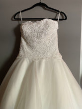 Load image into Gallery viewer, Mori Lee &#39;N/A&#39; wedding dress size-00 PREOWNED
