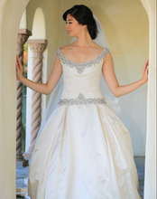 Load image into Gallery viewer, Judd Waddell &#39;Gwen&#39; size 6 used wedding dress front view on bride
