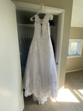Load image into Gallery viewer, David&#39;s Bridal &#39;Scalloped V-Neck Lace and Tulle WG3850&#39;
