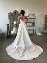 Load image into Gallery viewer, Tara LaTour &#39;Phillips&#39; wedding dress size-10 NEW
