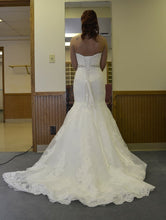 Load image into Gallery viewer, David&#39;s Bridal &#39;V3680&#39; wedding dress size-04 PREOWNED
