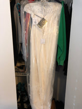 Load image into Gallery viewer, Vera Wang White &#39;Cap Illusion Lace&#39; size 4 new wedding dress back view in bag
