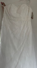 Load image into Gallery viewer, David&#39;s Bridal &#39;13030022&#39; wedding dress size-18 NEW
