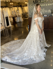 Load image into Gallery viewer, Badgley Mischka &#39;Dita&#39; wedding dress size-04 PREOWNED
