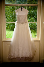 Load image into Gallery viewer, David&#39;s Bridal &#39;WG3007Ivory&#39; wedding dress size-10 PREOWNED
