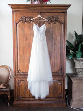 Load image into Gallery viewer, Monique Lhuillier &#39;Severine &#39; wedding dress size-04 PREOWNED
