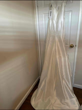 Load image into Gallery viewer, Demetrios &#39;3204&#39; wedding dress size-02 NEW
