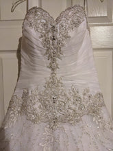 Load image into Gallery viewer, Allure Bridals &#39;8769&#39; wedding dress size-08 NEW
