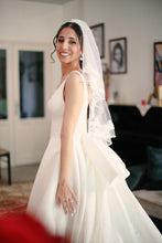 Load image into Gallery viewer, Monique Lhuillier &#39;Bliss Collection BL19102&#39; wedding dress size-08 PREOWNED
