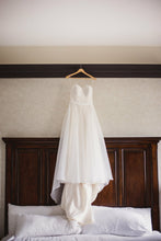 Load image into Gallery viewer, Becker&#39;s Bridal &#39;NA&#39; wedding dress size-02 PREOWNED
