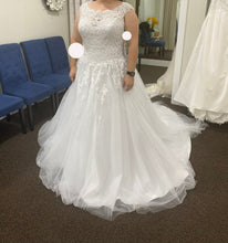 Load image into Gallery viewer, Sundays bridal  &#39;0682&#39; wedding dress size-18 SAMPLE
