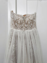 Load image into Gallery viewer, Modern Trousseau &#39;Garland&#39; wedding dress size-02 NEW
