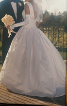 Load image into Gallery viewer, Amsale &#39;Agey &#39; wedding dress size-08 PREOWNED

