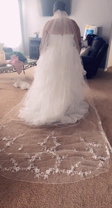 Davids Bridal 'Unknown ' wedding dress size-18 PREOWNED