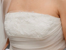Load image into Gallery viewer, Vera Wang &#39;21212&#39; size 4 sample wedding dress front view close up
