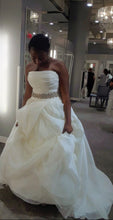 Load image into Gallery viewer, David&#39;s Bridal &#39;Organza&#39; wedding dress size-08 PREOWNED
