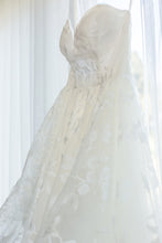 Load image into Gallery viewer, Hayley Paige &#39;Lulu&#39; size 6 used wedding dress side view on hanger

