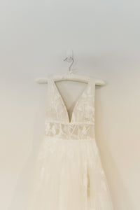 Willowby Galatea size 0 used wedding dress front view on hanger