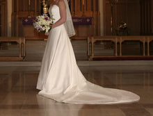 Load image into Gallery viewer, Monique Lhuillier &#39;Unknown&#39; wedding dress size-10 PREOWNED
