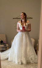 Load image into Gallery viewer, Allure Bridals &#39;9681&#39; wedding dress size-06 PREOWNED
