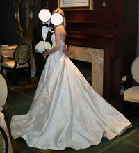 Load image into Gallery viewer, Carolina Herrera &#39;Manuella&#39; wedding dress size-02 PREOWNED
