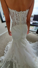 Load image into Gallery viewer, Maggie Sottero &#39;Fit &amp; Flare&#39; wedding dress size-02 PREOWNED
