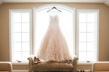 Load image into Gallery viewer, Allure &#39;2701&#39; wedding dress size-06 PREOWNED
