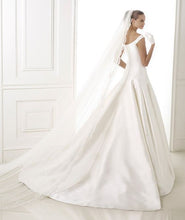 Load image into Gallery viewer, Pronovias &#39;Balder&#39; size 6 used wedding dress back view on model

