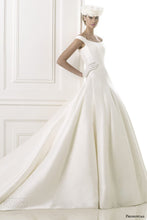Load image into Gallery viewer, Pronovias &#39;Balder&#39; size 6 used wedding dress front view on model
