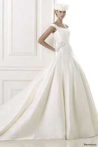 Pronovias 'Balder' size 6 used wedding dress front view on model