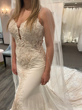 Load image into Gallery viewer, Martina Liana &#39;1004&#39; wedding dress size-06 NEW
