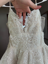 Load image into Gallery viewer, Hayley Paige &#39;6850 Markle&#39; wedding dress size-08 PREOWNED
