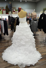 Load image into Gallery viewer, David&#39;s Bridal &#39;SWG492&#39; wedding dress size-08 NEW
