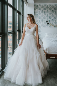 Alvina Valenta '9605' wedding dress size-10 PREOWNED