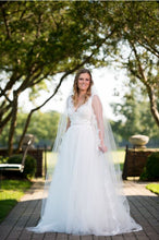 Load image into Gallery viewer, Lazaro &#39;3656&#39; size 12 used wedding dress front view on bride
