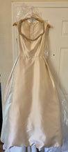 Load image into Gallery viewer, Private New York Designer &#39;8080&#39; wedding dress size-08 PREOWNED
