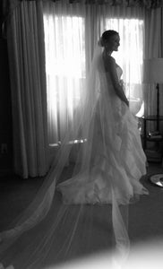 Vera Wang 'Diedre' size 2 used wedding dress side view on bride
