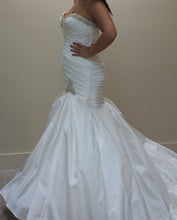 Load image into Gallery viewer, Enzoani &#39;Mermaid&#39; size 12 used wedding dress side view on bride
