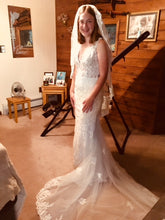 Load image into Gallery viewer, David&#39;s Bridal &#39;Sincerity&#39; size 4 new wedding dress front view on bride
