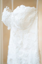 Load image into Gallery viewer, Mira Zwillinger &#39;Katya &#39; wedding dress size-04 PREOWNED
